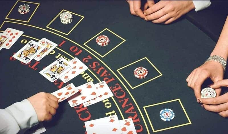 Bàn chơi xì dách trực tiếp tại casino